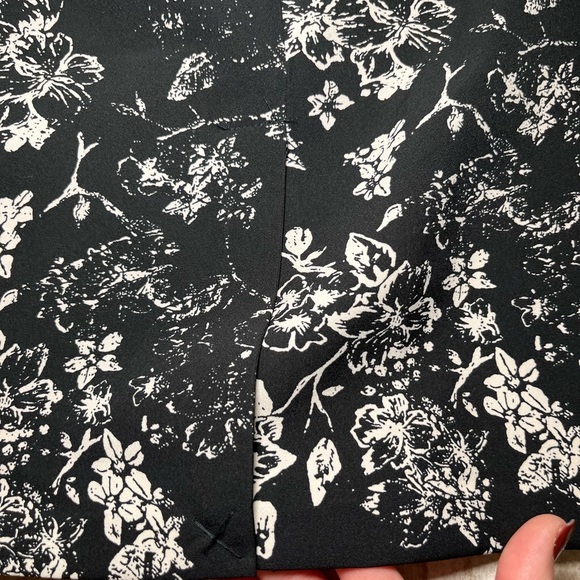 Philosophy NWOT pencil skirt black with white flowers size 6 - Picture 7 of 7
